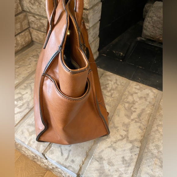 London Fog purse. Vegan Leather - Picture 4 of 9